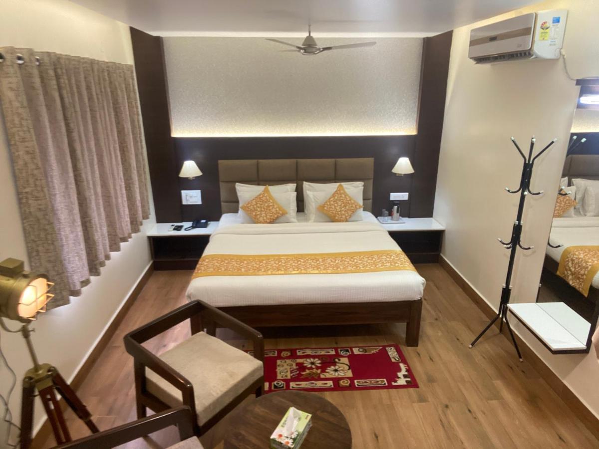 Le Shiv Executive Suite เธนี ภายนอก รูปภาพ