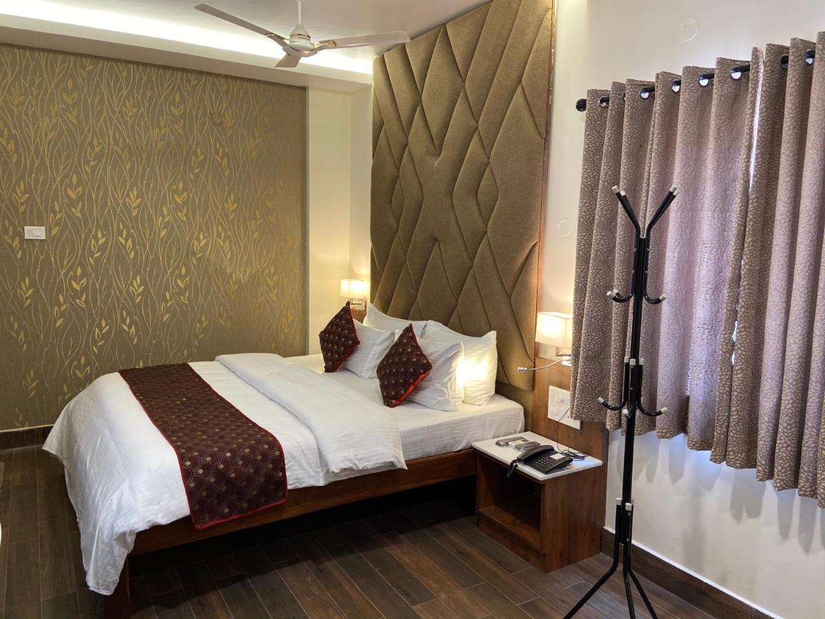 Le Shiv Executive Suite เธนี ภายนอก รูปภาพ