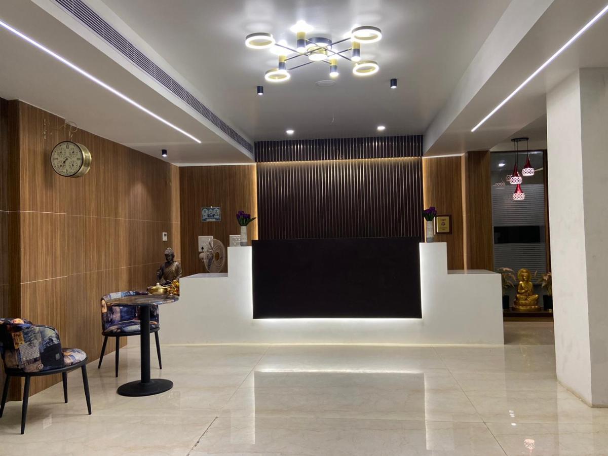 Le Shiv Executive Suite เธนี ภายนอก รูปภาพ