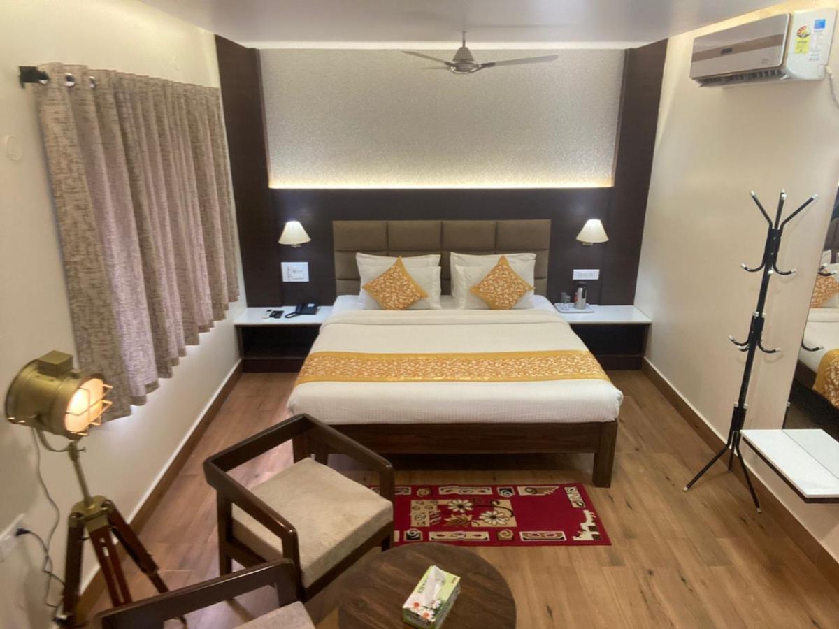 Le Shiv Executive Suite เธนี ภายนอก รูปภาพ