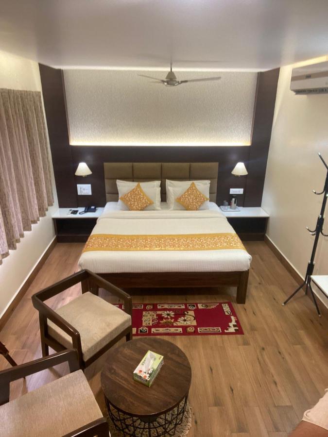 Le Shiv Executive Suite เธนี ภายนอก รูปภาพ